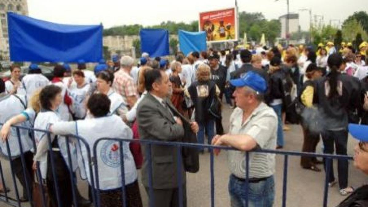 Profesorii ies în stradă. 10.000 de oameni vor protesta marţi la Palatul Victoria şi Cotroceni (VIDEO)