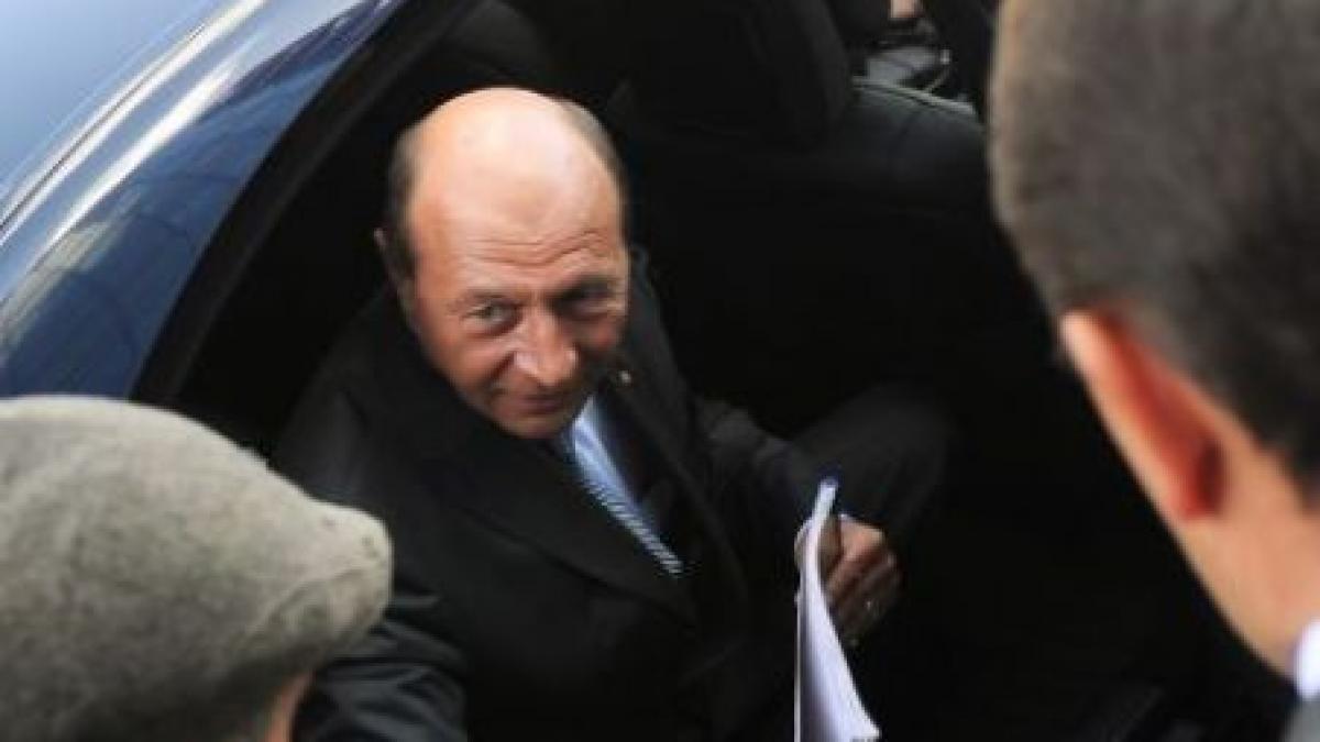 Traian Băsescu a plecat la summit-ul Asia-Europa, în continuare fără escorta Poliţiei Rutiere (VIDEO)