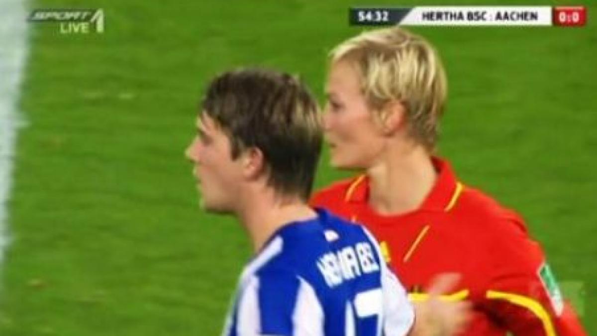 Un jucător din Germania a pipăit "arbitra" pe sâni (VIDEO)