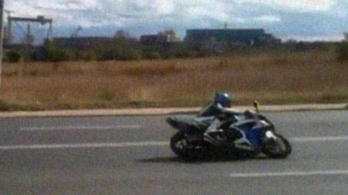 Motociclist teribilist: S-a accidentat încercând să-şi impresioneze prietenii (VIDEO)