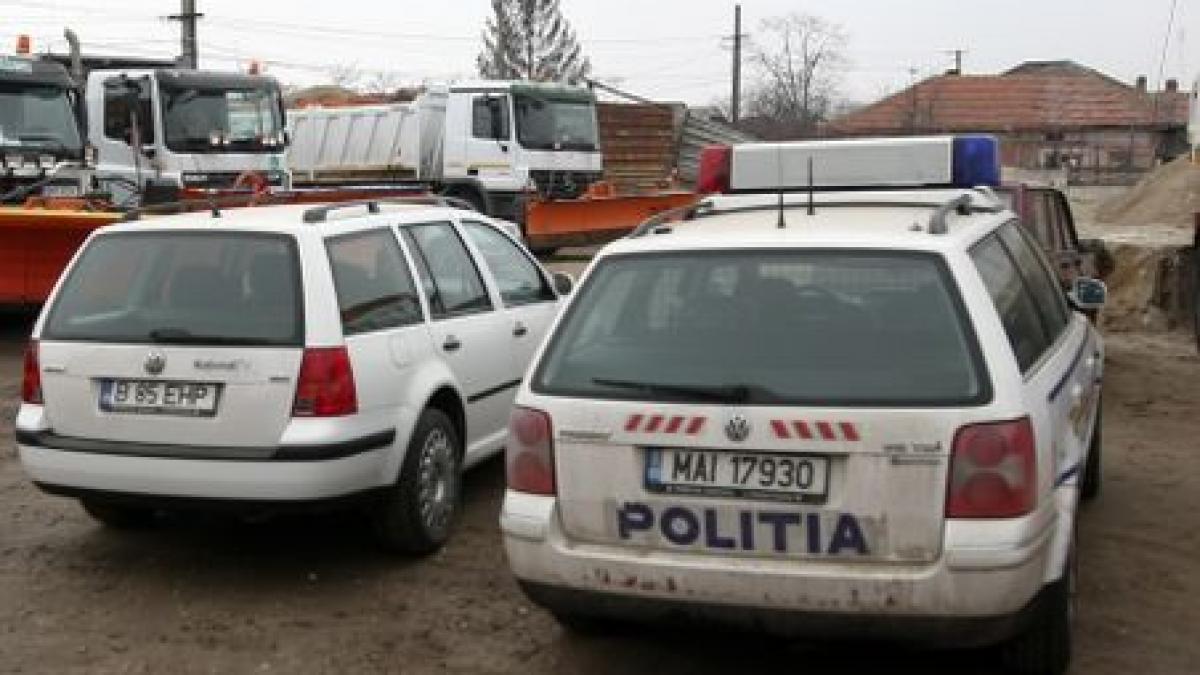 Maramureş. Doi tineri au lovit o maşină de poliţie şi i-au bruscat pe poliţişti