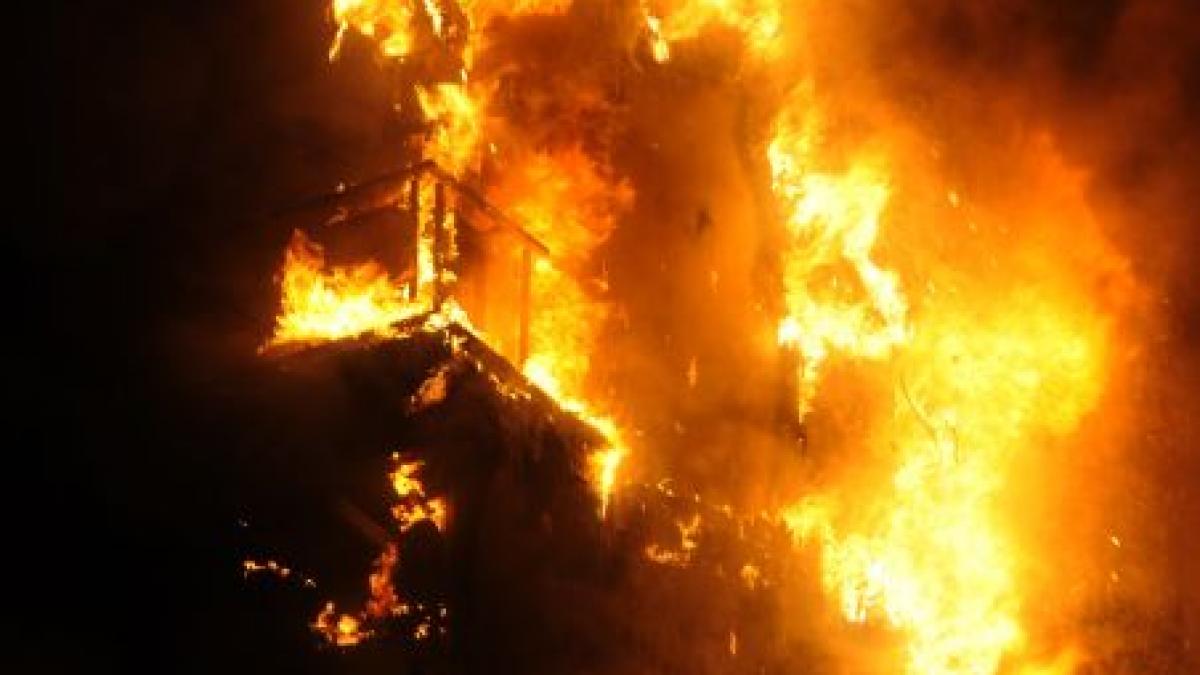 Răzbunare în stil mafiot: Un apartament din Bacău a fost incendiat (VIDEO)
