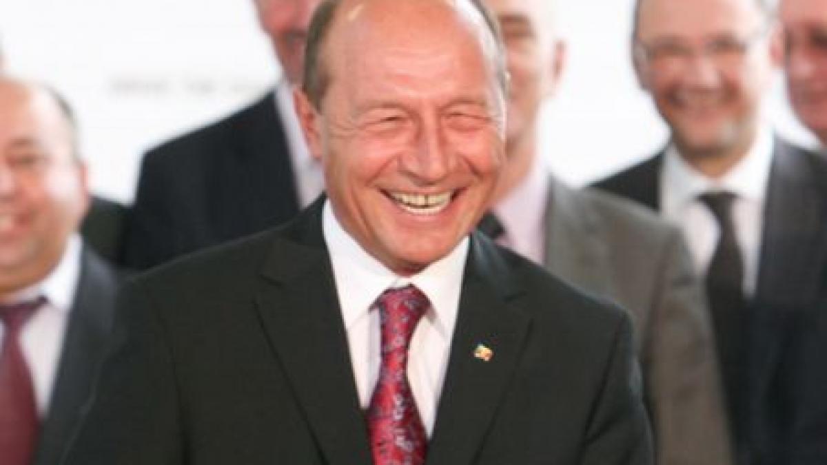 Băsescu i-a ironizat pe jurnalişti, de faţă cu Merkel: Oricum îmi critică engleza şi mie îmi place să fiu criticat (VIDEO)