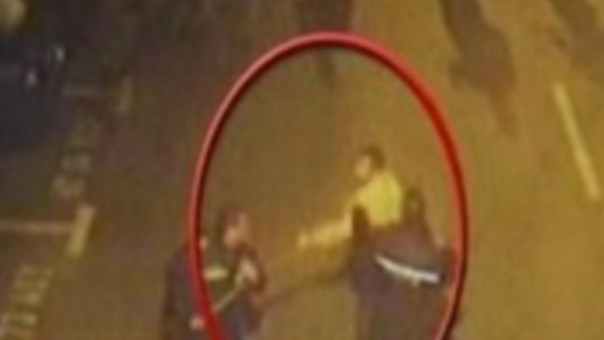 Poliţişti din Roman, atacaţi cu furca de clienţii unui bar (VIDEO)