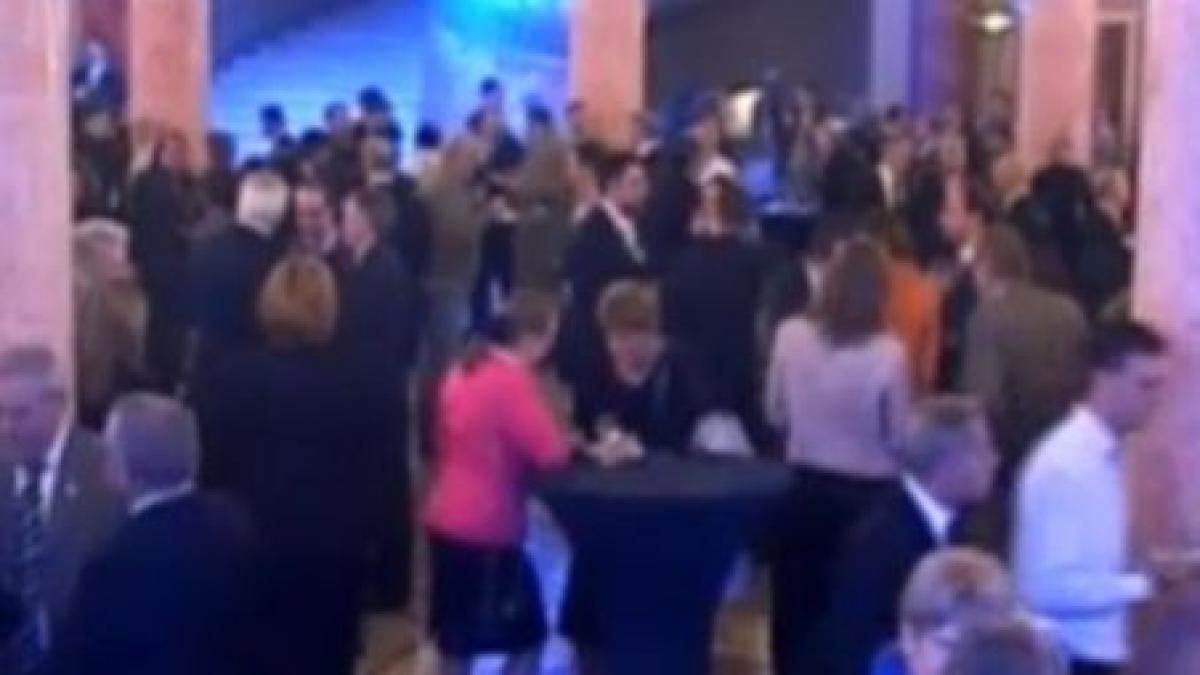 Revoltă la Finanţe, dineu la Ateneu: Miniştrii PDL, la lansarea platformei lui Baconschi (VIDEO)