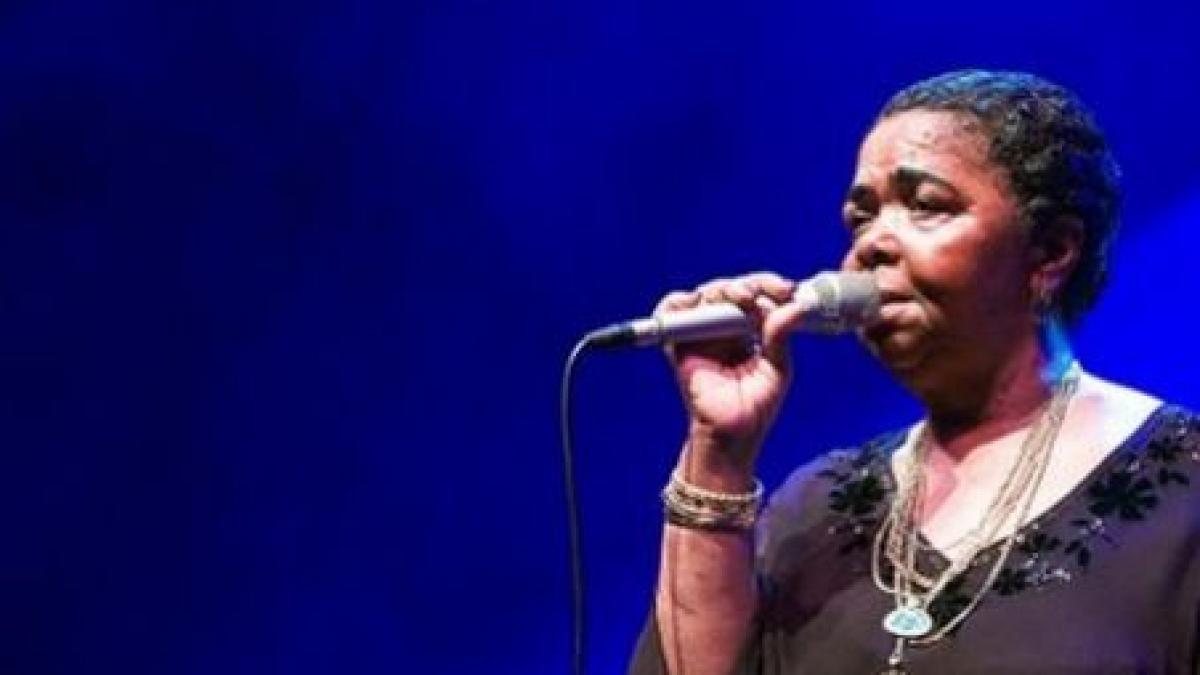 Cesaria Evora, pentru a cincea oară în România (VIDEO)