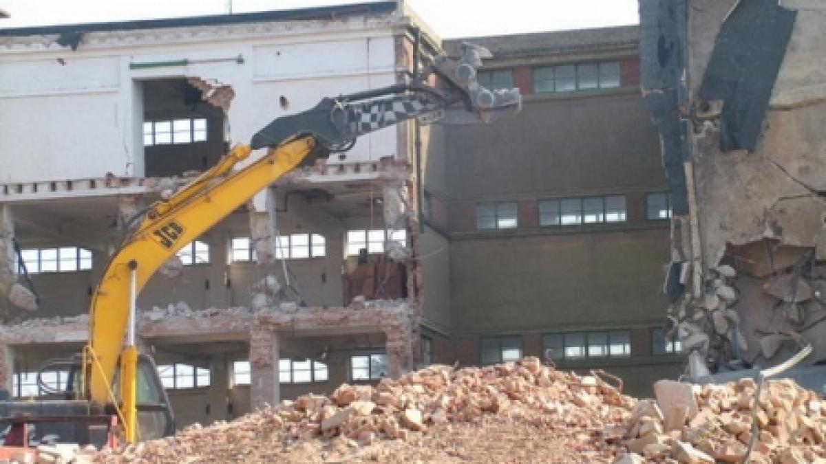 Ungaria. Opt clădiri demolate într-un sat afectat de deversarea noroiului roşu 