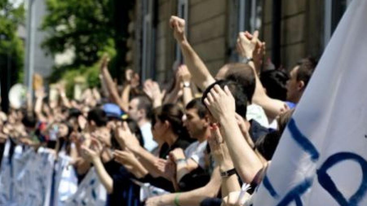 Profesorii unui liceu din Piteşti au intrat în grevă. Protestele continuă şi la Ministerul Educaţiei