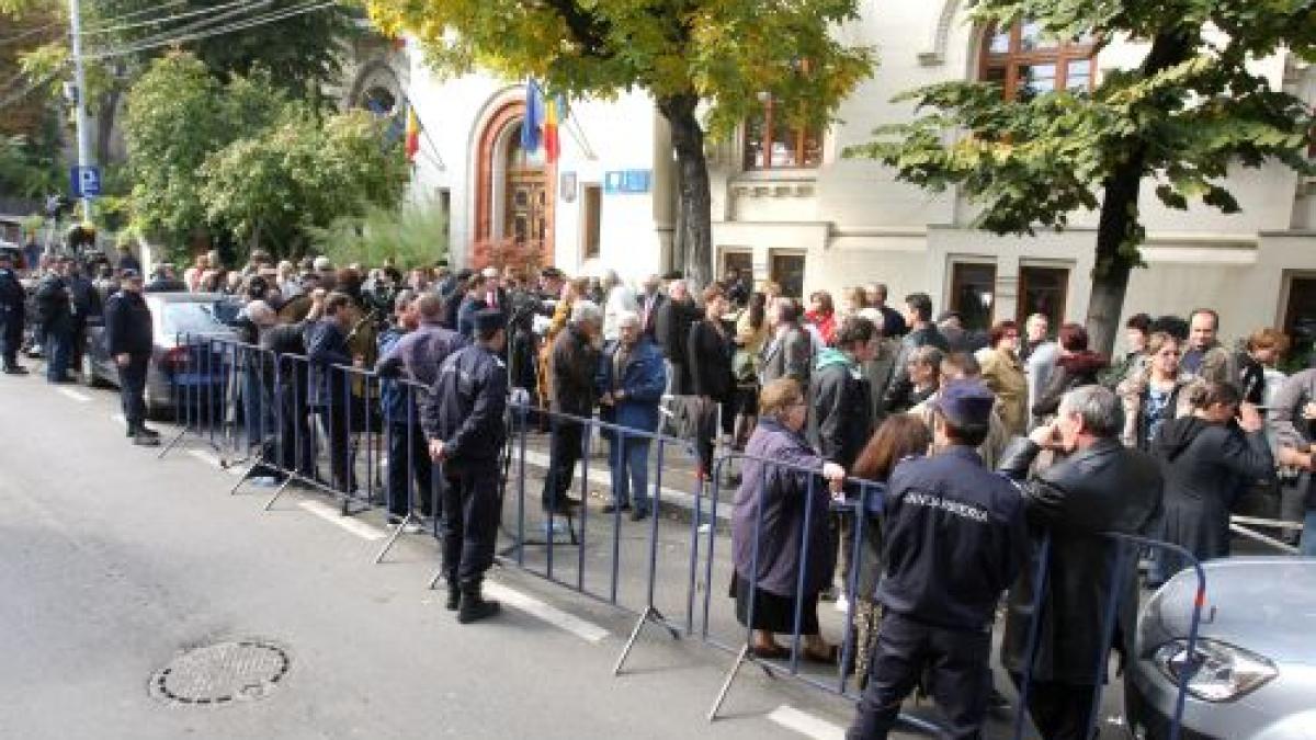 Protestele profesorilor continuă în faţa Ministerului Educaţiei