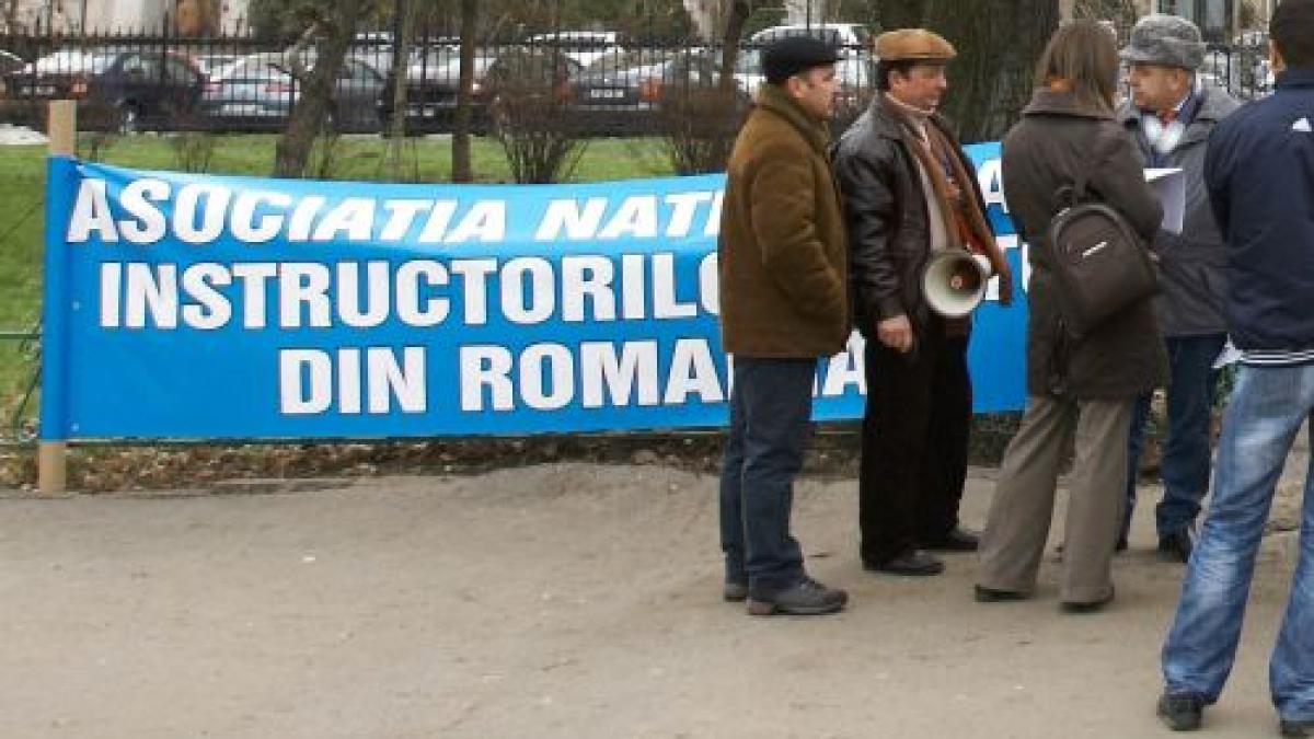 Protest al instructorilor auto, în Piaţa Constituţiei din Capitală