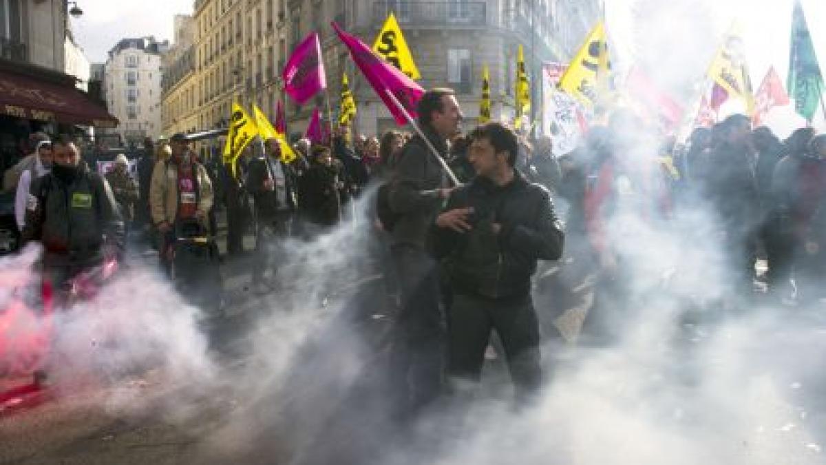 Violenţele continuă la Paris. Sute de tineri s-au ciocnit cu poliţiştii într-o suburbie a capitalei franceze