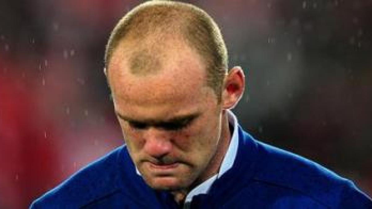 Rooney şi-a prelungit contractul cu United, după ce fanii au protestat în faţa casei lui