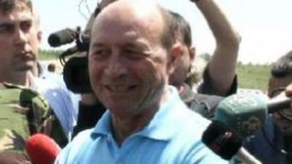 Traian Băsescu vizitează zonele din Moldova afectate de inundaţiile din vară