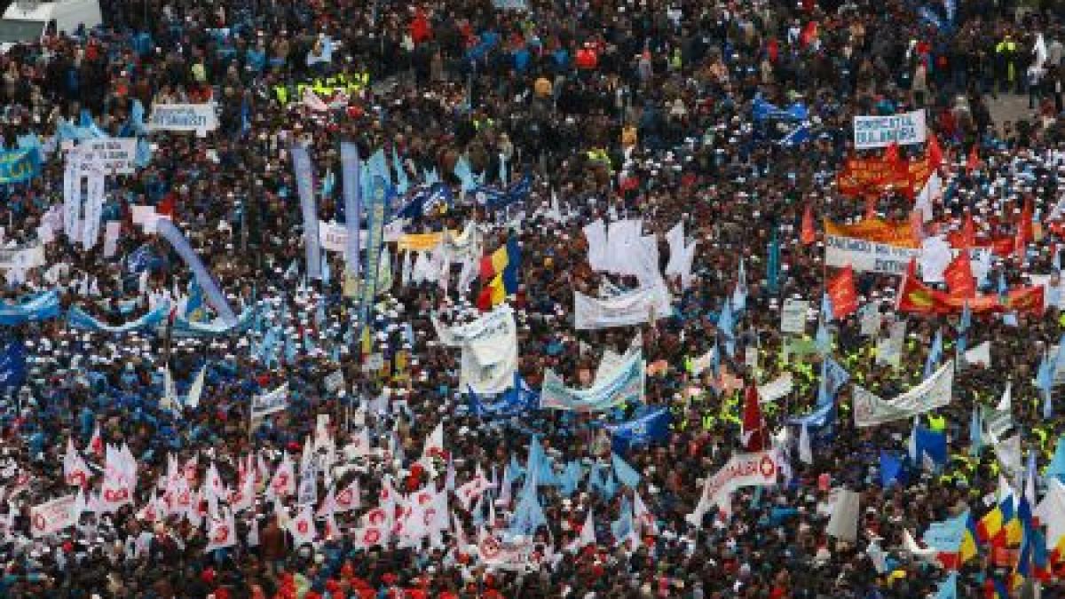 30.000 de oameni au protestat în faţa Parlamentului: &quot;Ieşi afară, fiinţă extraordinară!&quot;