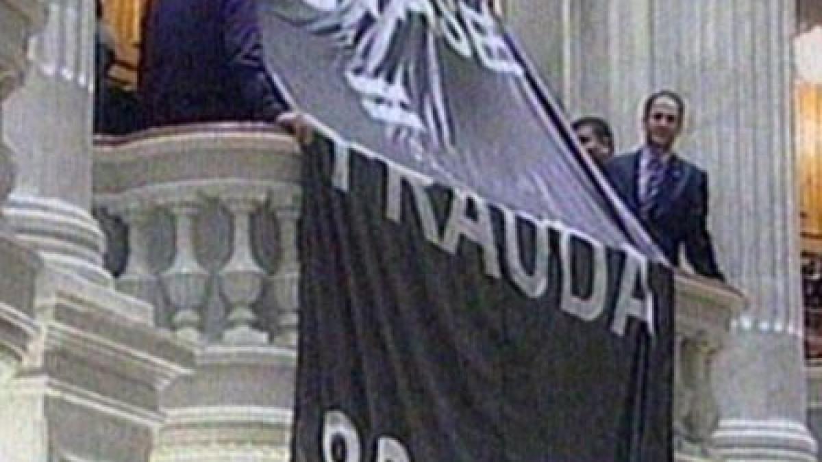 Anastase=Fraudă: Banner ironic la adresa preşedintelui Camerei Deputaţilor, la moţiune 