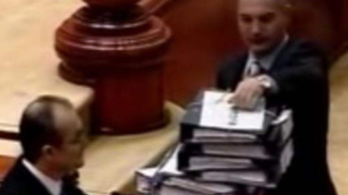 Boc, &quot;îngropat&quot; de dosare în Parlament: Nu şi-a putut începe discursul