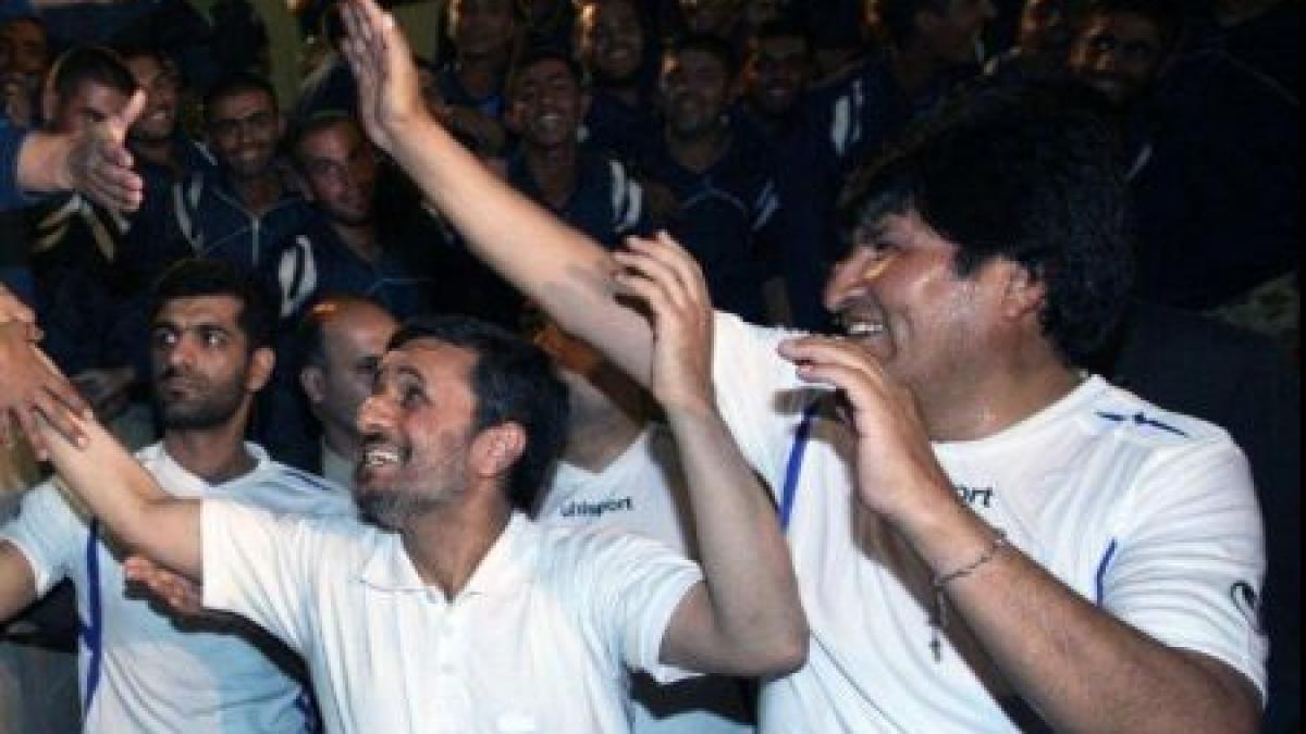 Partidă de futsal cu Evo Morales şi Ahmadinejad coechipieri 