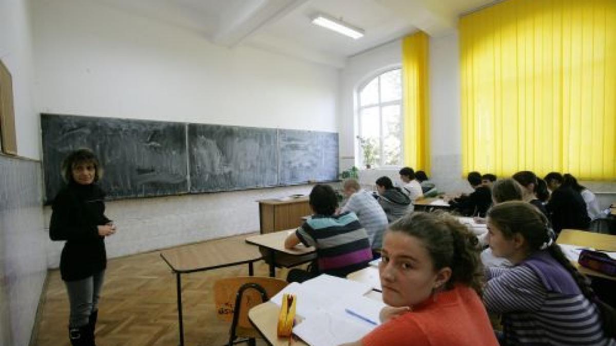 Profesorii ar putea întrerupe cursurile joi, când Guvernul îşi asumă răspunderea pe Legea educaţiei