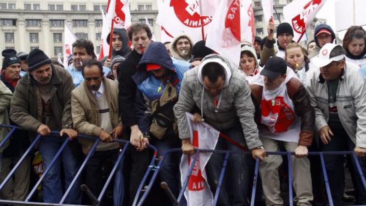 Protestatarii au forţat gardul din faţa Parlamentului. Jandarmii au intervenit în forţă