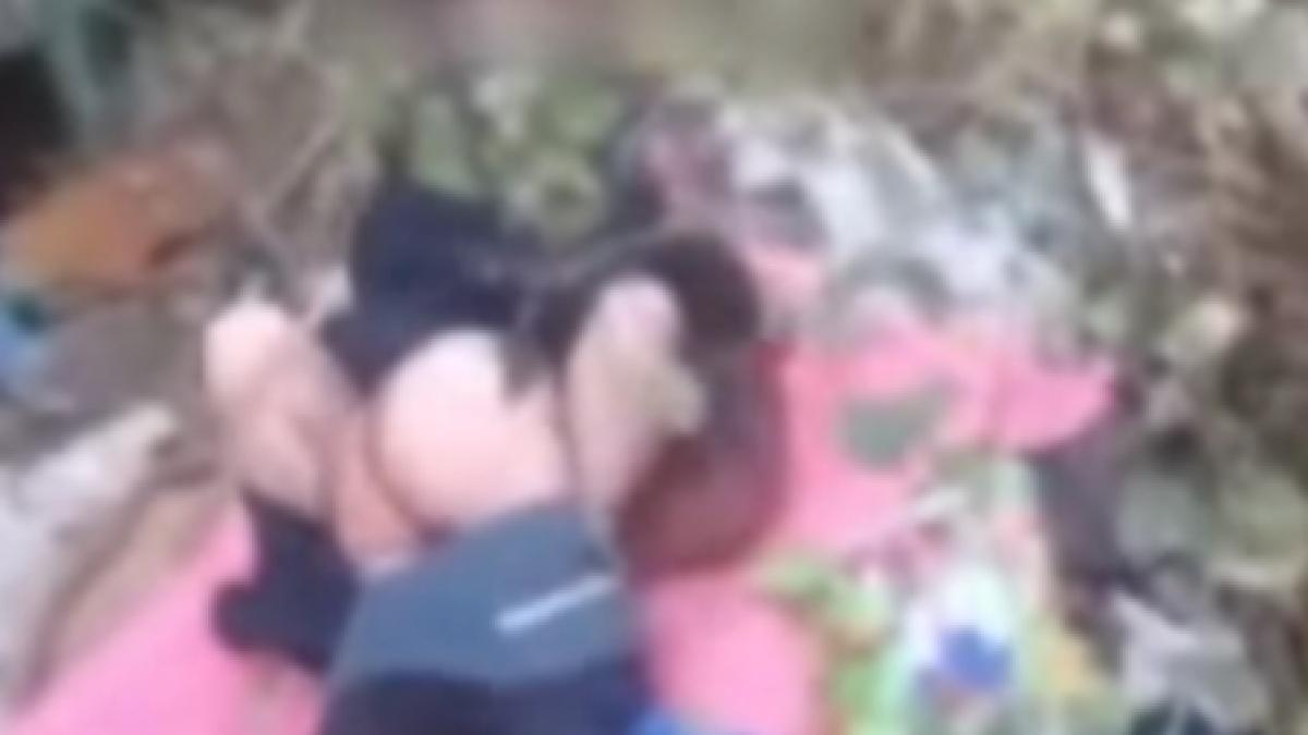 Cioban şi poştăriţă, prinşi în timp ce făceau sex printre blocuri - VIDEO