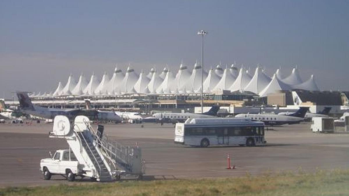 Denver: Bărbat arestat pe aeroport, după ce a afirmat că are o bombă în bagaje