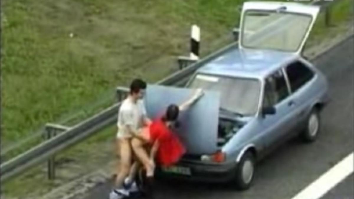 Sex pe autostradă, cu capota maşinii ridicată - VIDEO