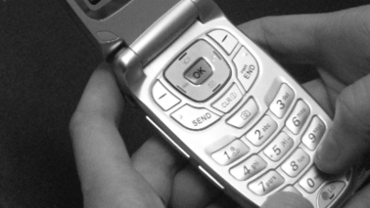 O fată şi-a sunat tatăl şi a trimis SMS-uri în timp ce era violată 