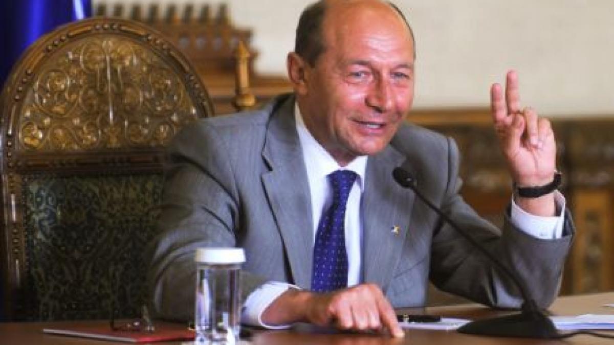 Băsescu, despre Legea Educaţiei: Dacă opoziţia vrea să salveze ţara, să ridice mâna în Parlament