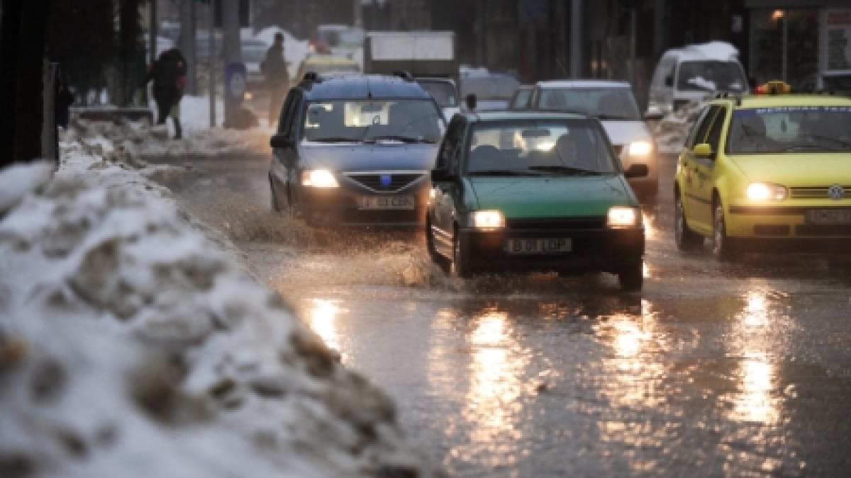 Dotarea obligatorie a maşinilor cu cauciucuri de iarnă, aprobată de Guvern peste două săptămâni