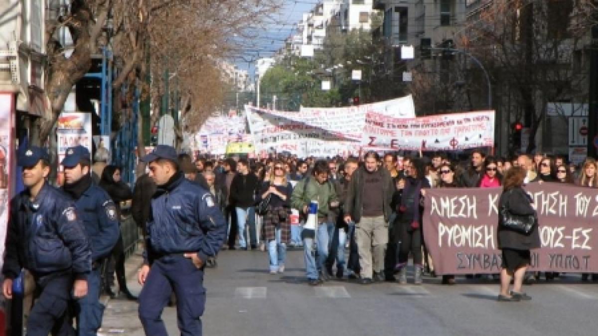 Proteste la Atena: Pompierii şi lucrătorii de pe şantierele navale au ieşit în stradă