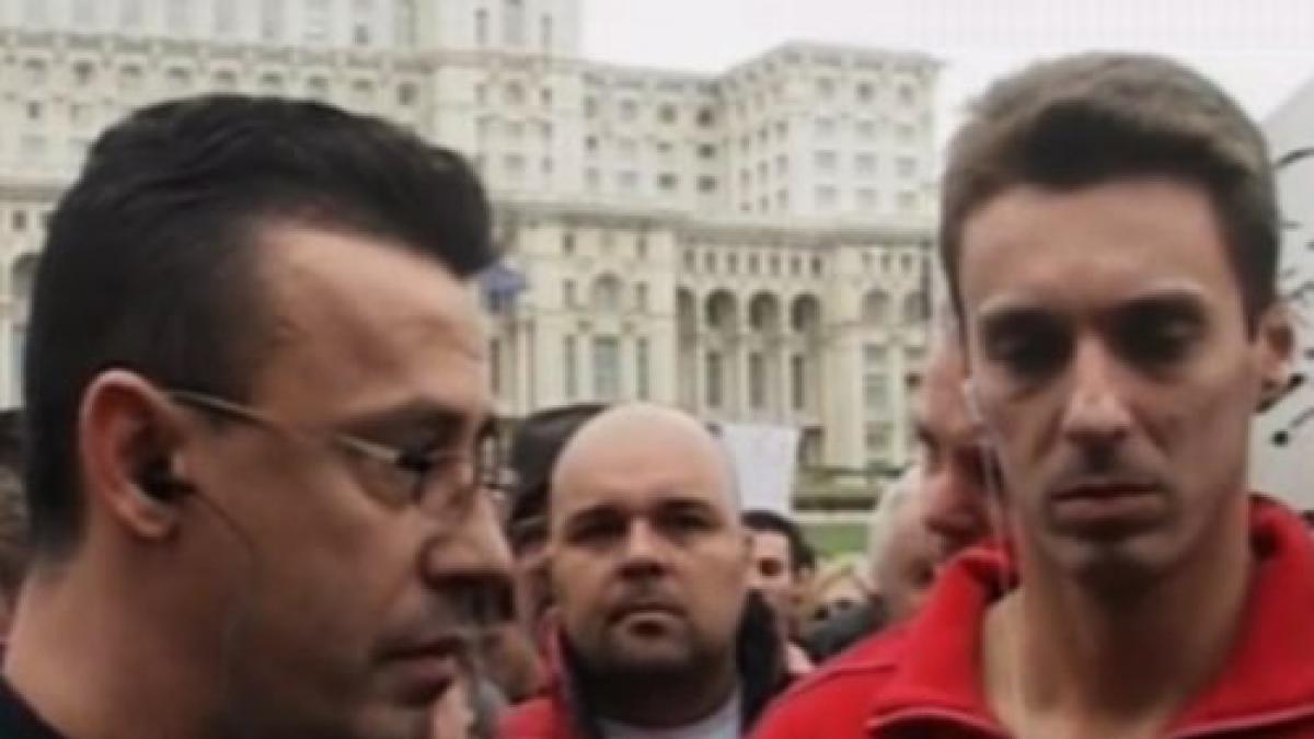 Mircea Badea şi Victor Ciutacu au protestat în faţa CNA