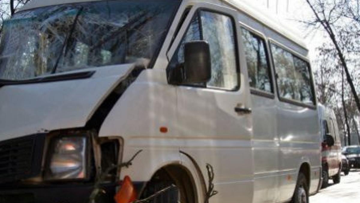 Doi oameni au murit, după ciocnirea unui microbuz cu un autocar în Mureş