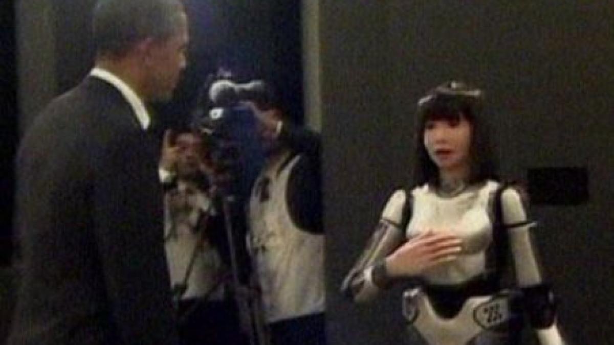 Barack Obama, întâmpinat de un robot umanoid la summitul Asia-Pacific