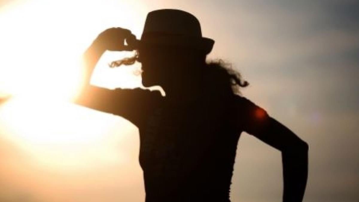 Hold my hand, al doilea single de pe albumul post-mortem al lui Michael Jackson, lansat pe internet