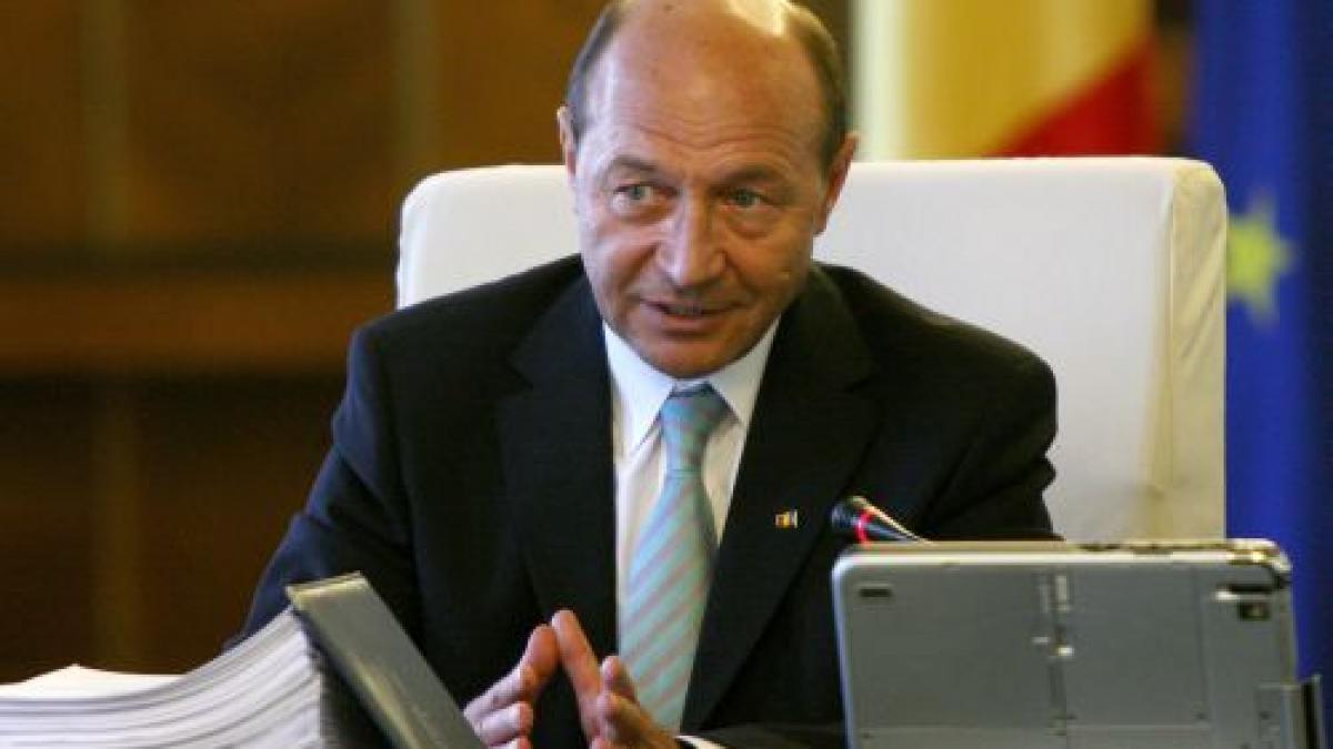 Băsescu: Băieţii de la MAI care făceau striptease aruncând şepcile îşi aruncă acum caracterul pe la televiziuni