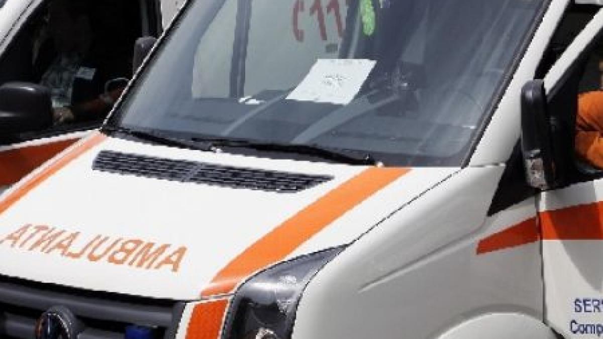 Grav accident rutier în Mehedinţi: Trei oameni, loviţi de o maşină în staţia de autobuz