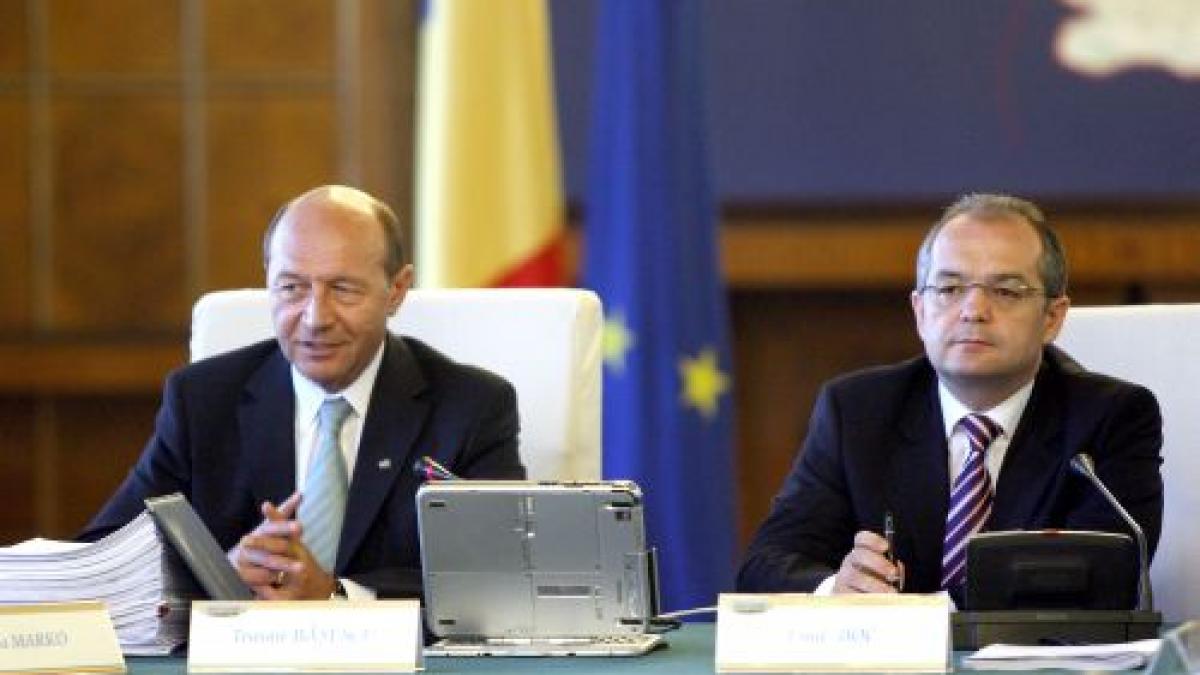 Traian Băsescu participă la şedinţa de Guvern în care se discută varianta finală a Legii salarizării 