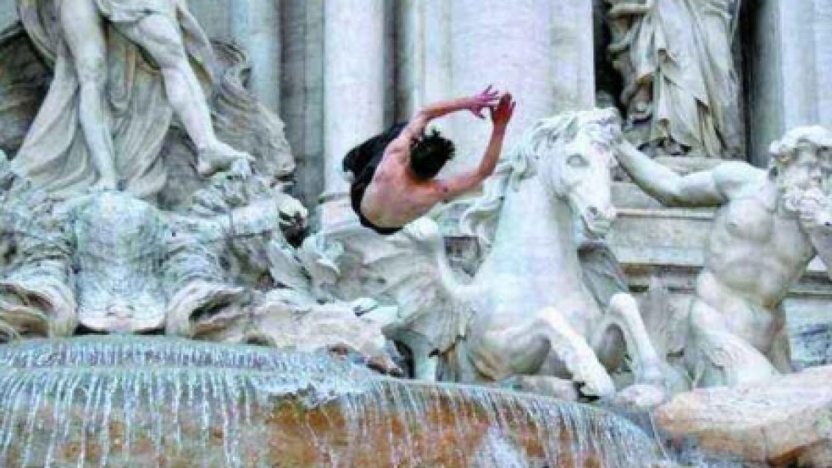 Un român care a făcut sărituri spectaculoase în Fontana di Trevi, amendat cu 160 de euro