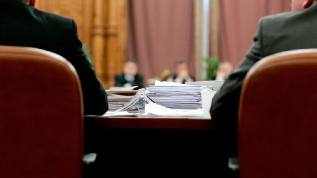 Salariul minim a stârnit discuţii aprinse la întâlnirea de la Parlament. Boc: Se poate obţine maxim 670 lei