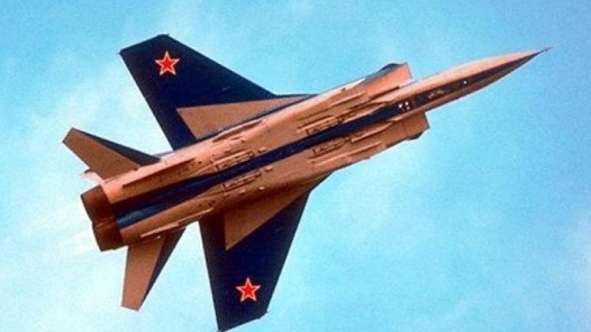 Un avion MiG-31 s-a prăbuşit în Munţii Ural. Piloţii s-au catapultat