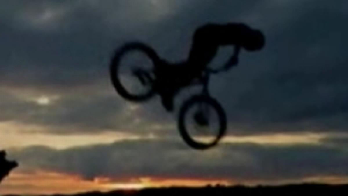 Un britanic face acrobaţii spectaculoase cu bicicleta