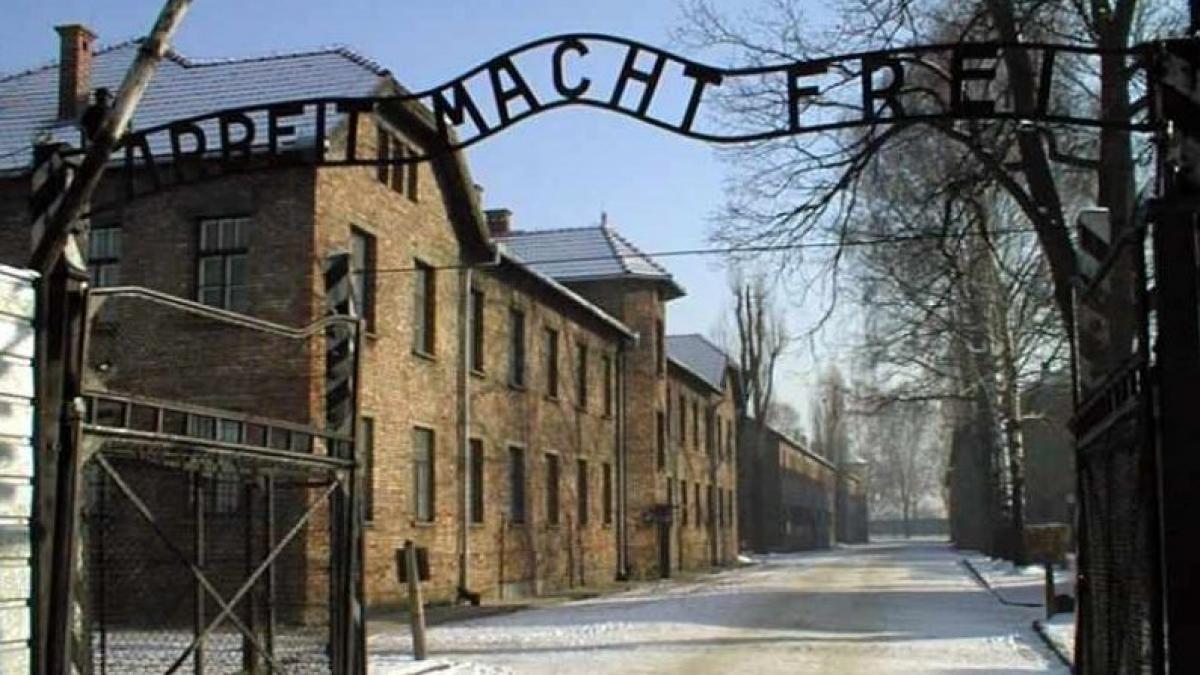 Italia. Anchetă pe un aeroport după afişarea unei inscripţii similare celei de la Auschwitz