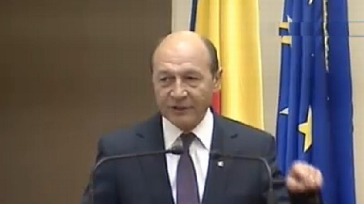 Traian Băsescu îl laudă pe Petre Roman şi adresează un ultim apel către politicieni: &quot;Fiţi responsabili!&quot;