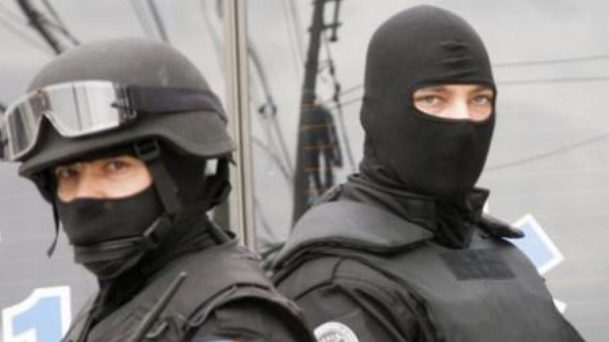 Hoţi de maşini, prinşi în flagrant la Piteşti. Poliţiştii au făcut uz de armă