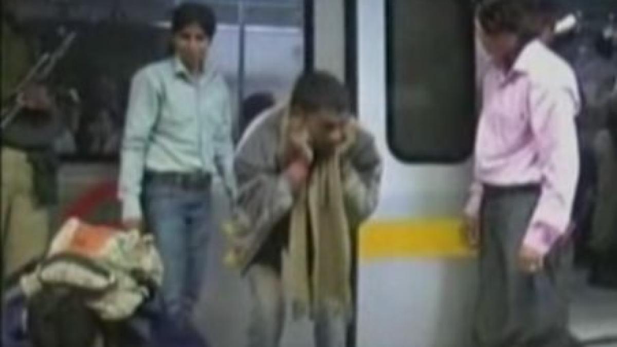 India. Adolescenţi, luaţi la bătaie de femei în metrou pentru că s-au aşezat pe locurile lor