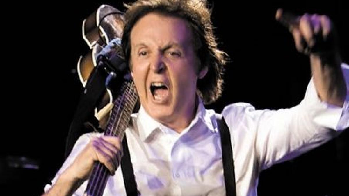 Paul McCartney a căzut pe scenă în timpul unui concert în Brazilia