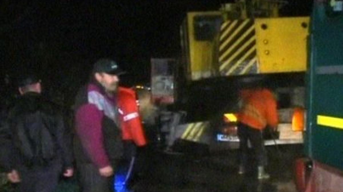 Mehedinţi. Microbuz cu şase poliţişti de frontieră, lovit în plin de buşteni căzuţi dintr-un camion