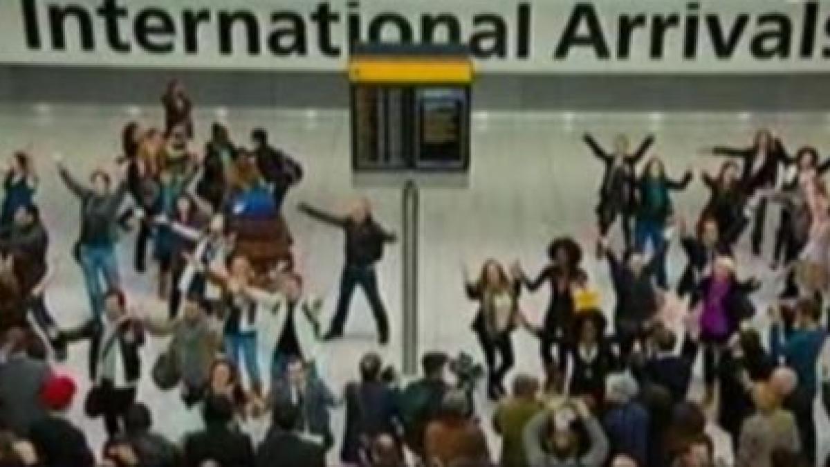 Flash mob superb pe aeroportul Heathrow: Pasageri întâmpinaţi cu muzică, dans şi flori