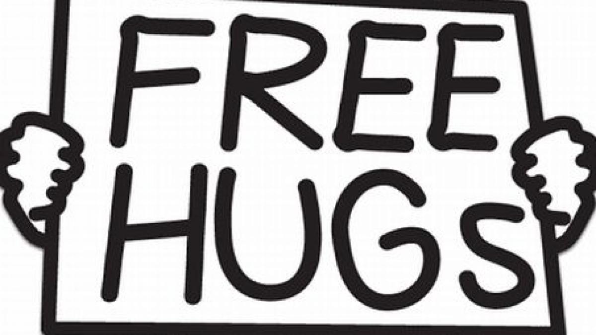 Braşov. Campania &quot;Free Hugs&quot; a avut loc pentru al treilea an consecutiv, de Ziua României