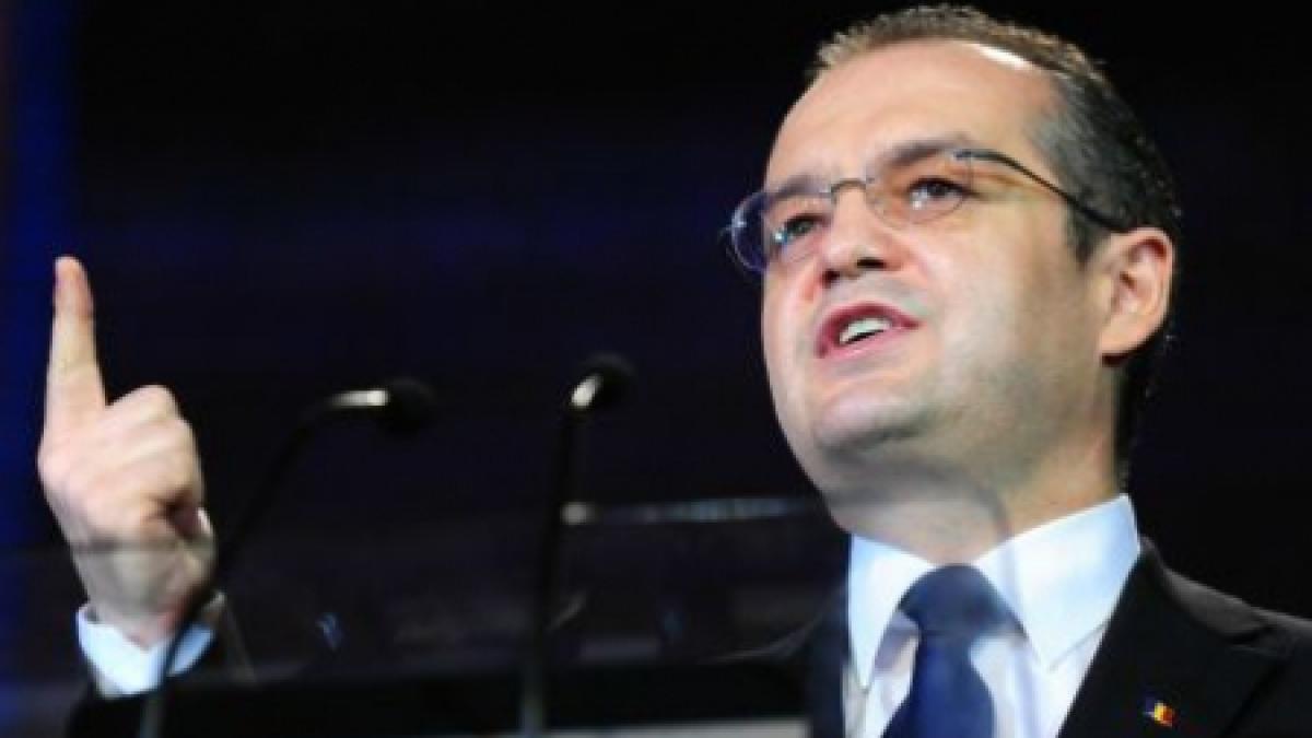 Emil Boc, după ce a fost huiduit la paradă: Este o expresie a democraţiei